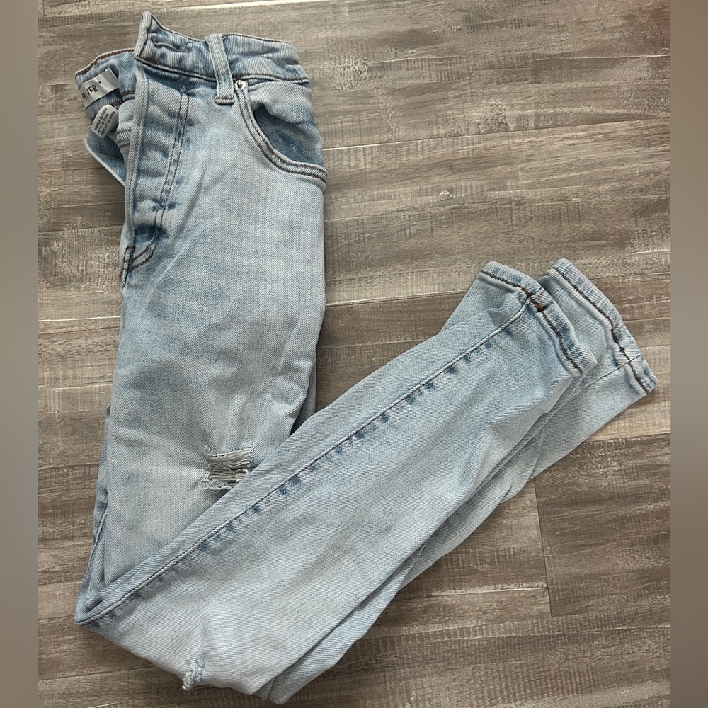 Forever 21 Boyfriend Ripped Jeans Size 25